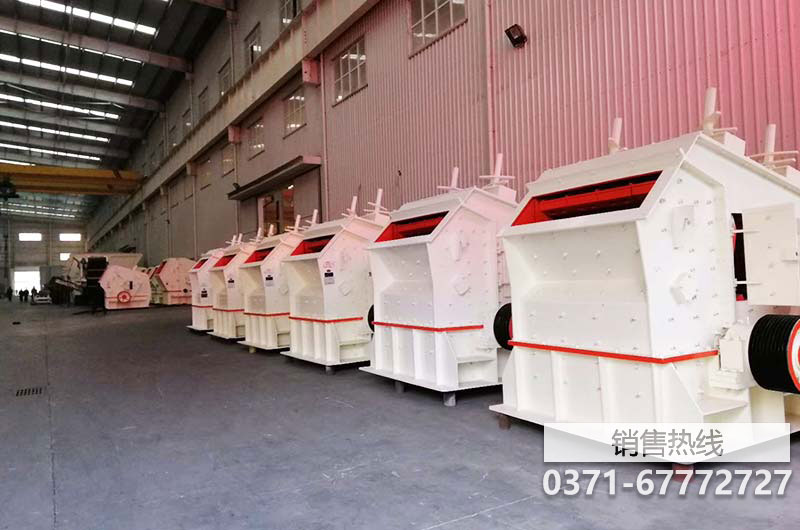 中捷矿业有限公司PF3036大型反击式破碎机在河北承德紧张安装调试中